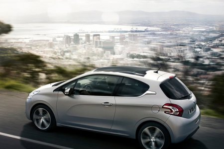  Peugeot 208   